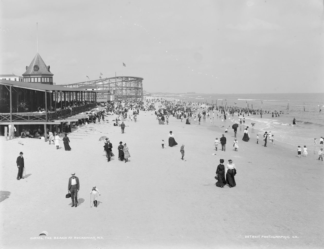 The Beach at Rockaway, New York, 1900-06 alkotó: Detroit Publishing Co.