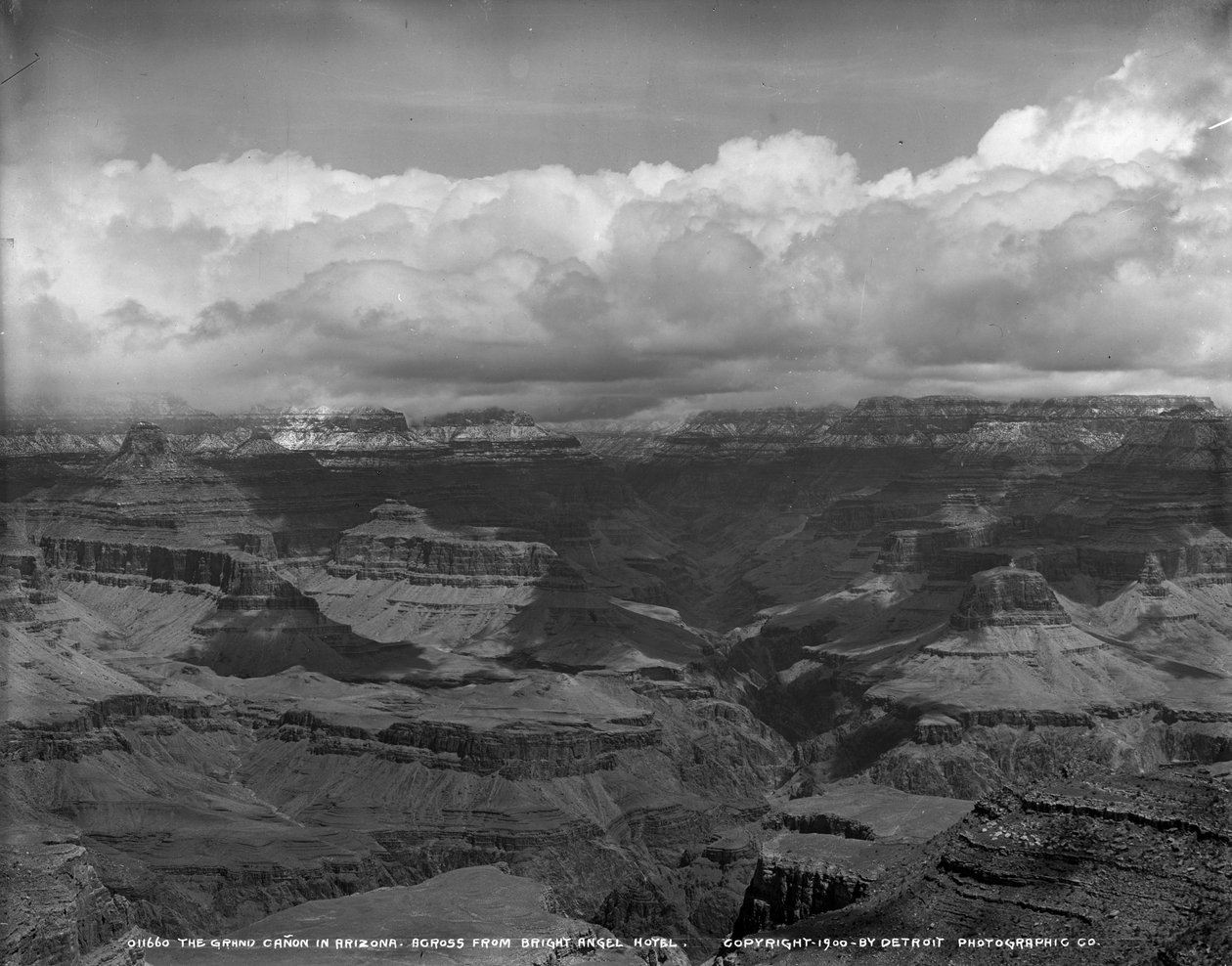 A Grand Canyon Arizonában a Bright Angel Hotel épületével szemben, 1900 körül alkotó: Detroit Publishing Co.