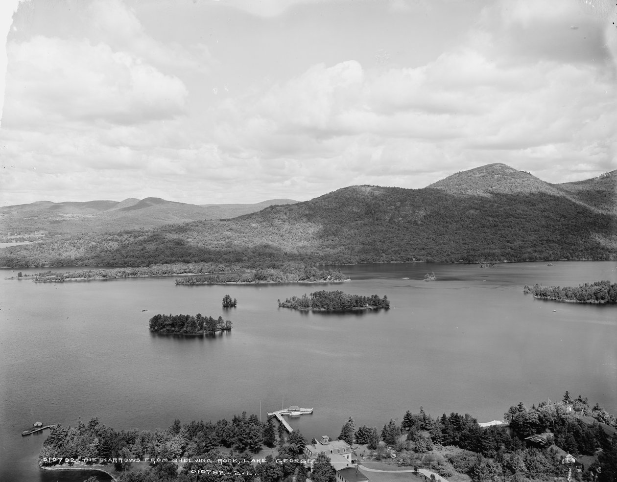 The Narrows from Shelving Rock, Lake George, 1900-2006 körül alkotó: Detroit Publishing Co.