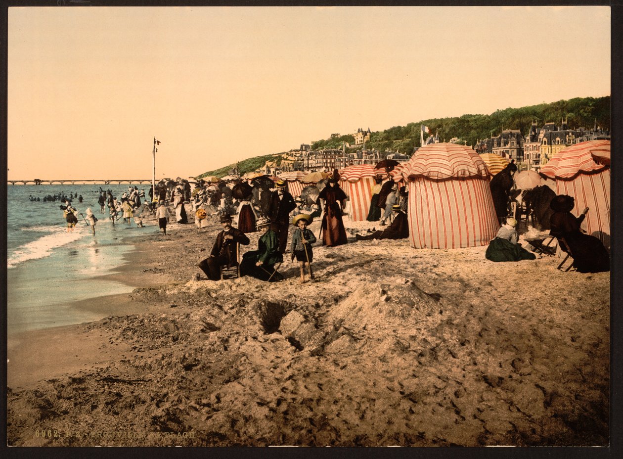A strand fürdés idején, Trouville-sur-Mer, Franciaország, 1905 körül (színes fotó) alkotó: Detroit Publishing Co.