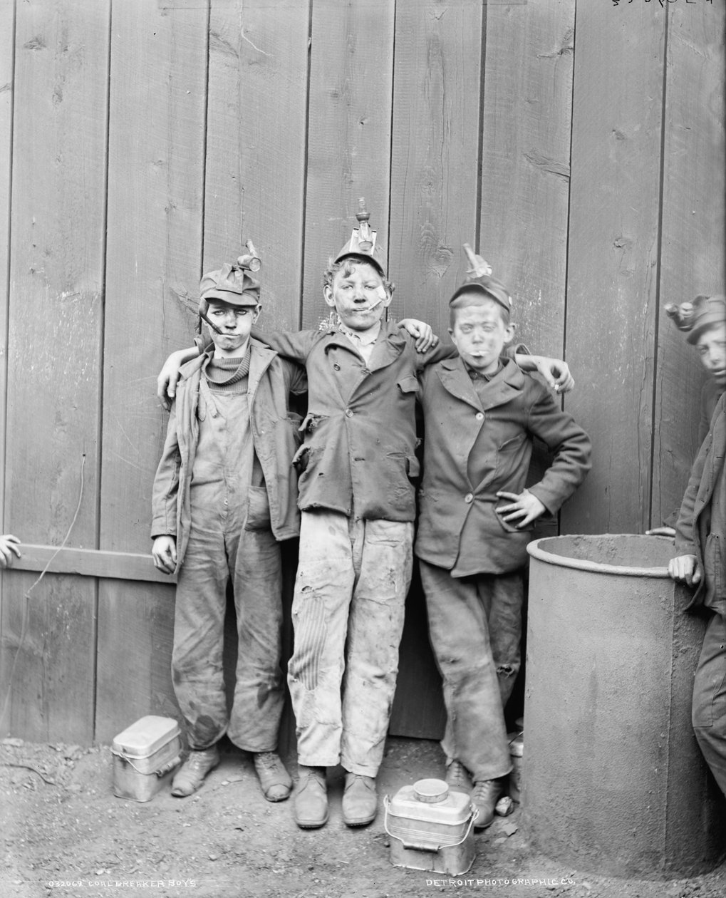 Three Coal Breaker Boys, Woodward Coal Mines, Kingston, Pennsylvania, USA, 1890 körül (f/w fotó) alkotó: Detroit Publishing Co.
