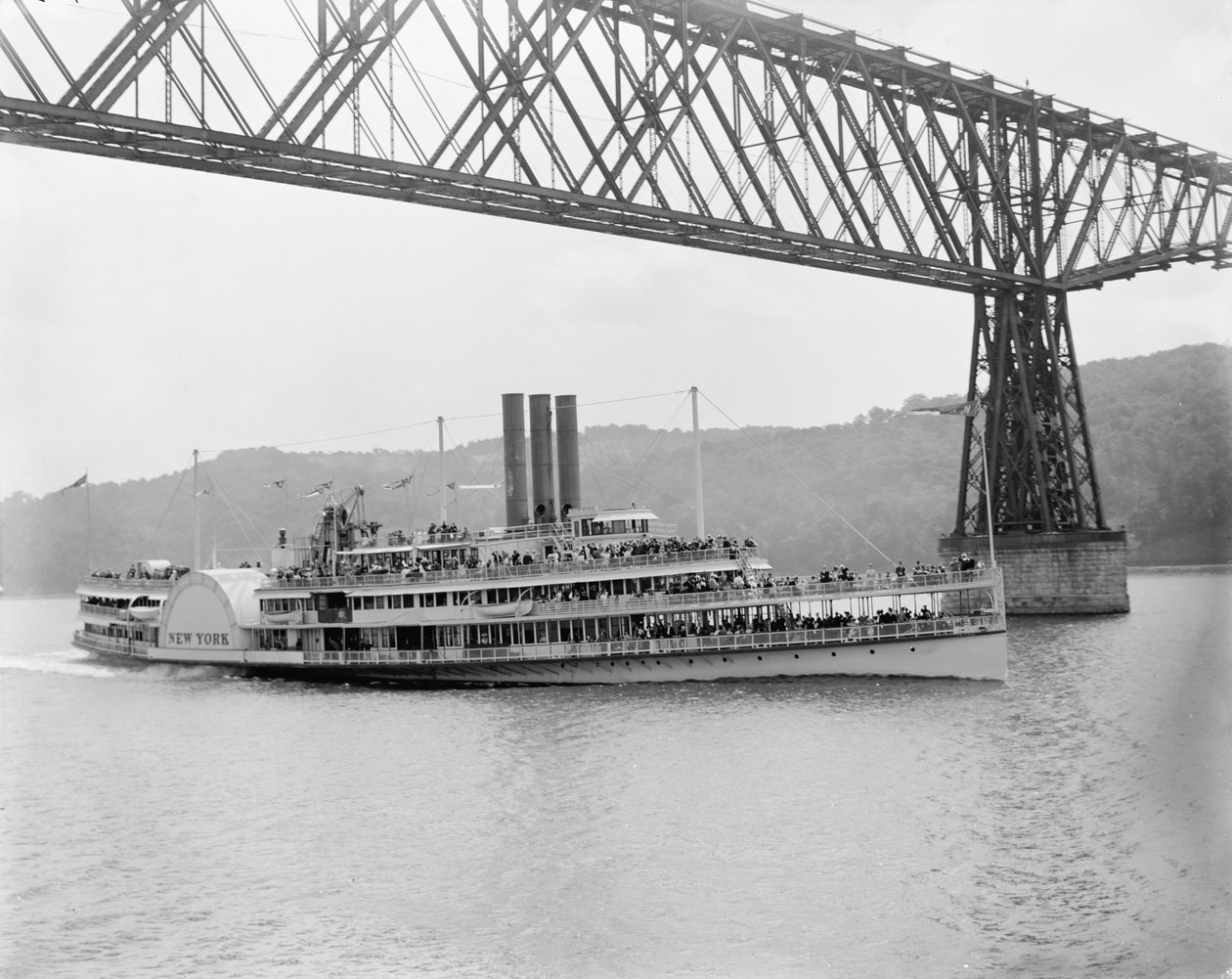 Under Poughkeepsie Bridge, New York, 1906 körül (f/w fotó) alkotó: Detroit Publishing Co.