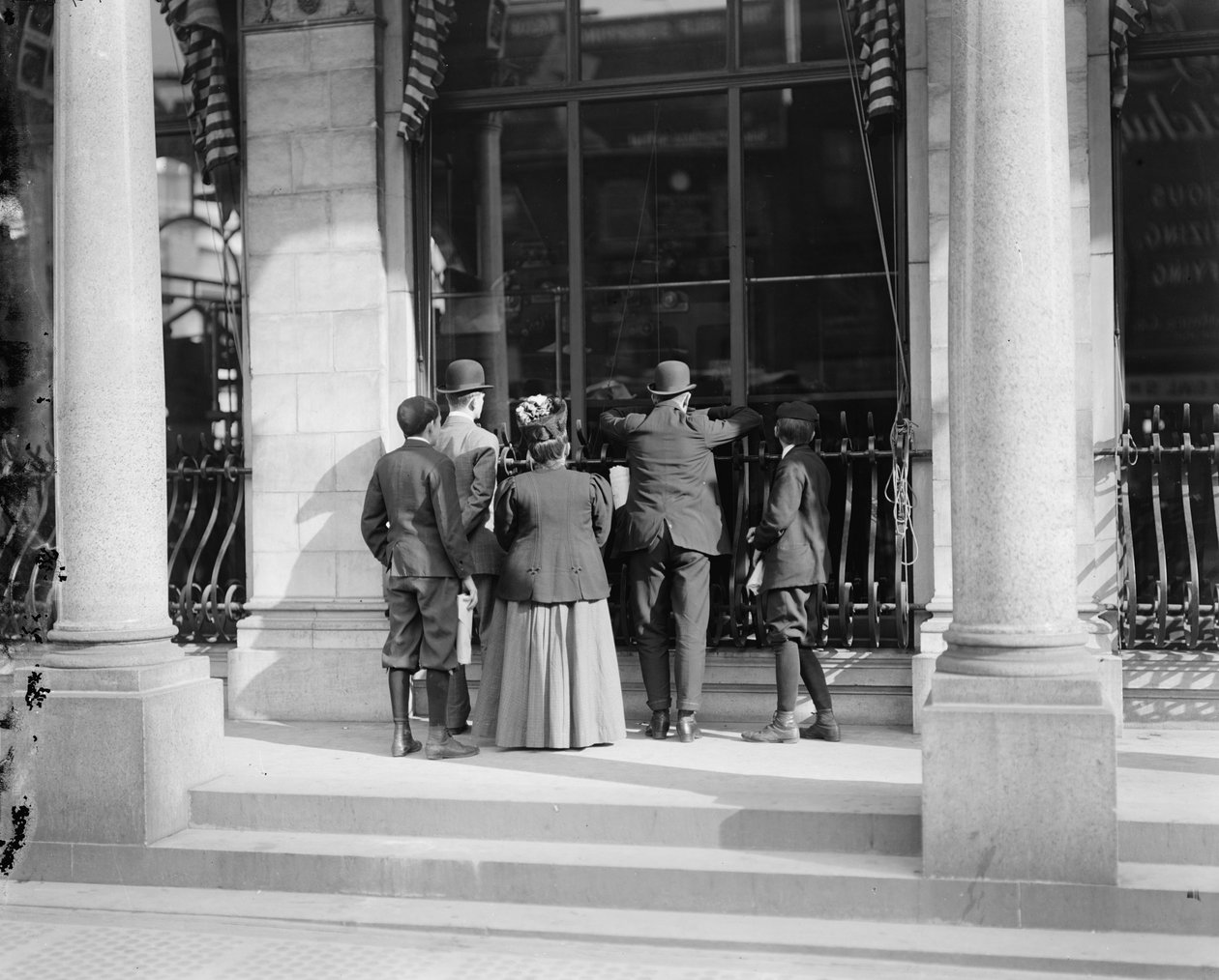 Watching the Herald sajtó, Herald Building, New York, NY, 1900-1910 alkotó: Detroit Publishing Co.
