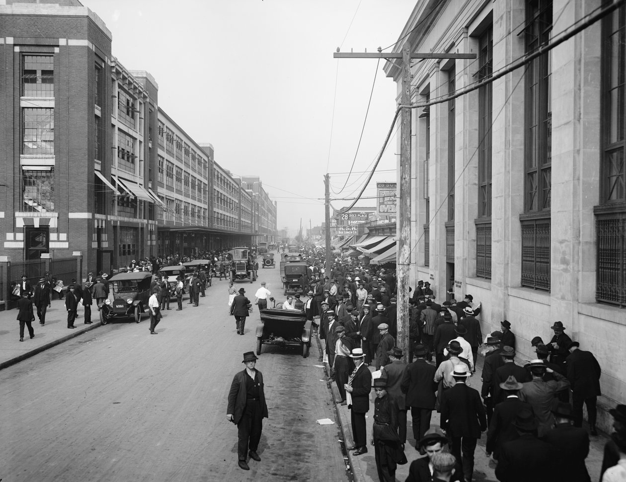 Dolgozók a Ford Motor Companyn kívül, Detroit, Michigan, USA, 1910 körül alkotó: Detroit Publishing Co.