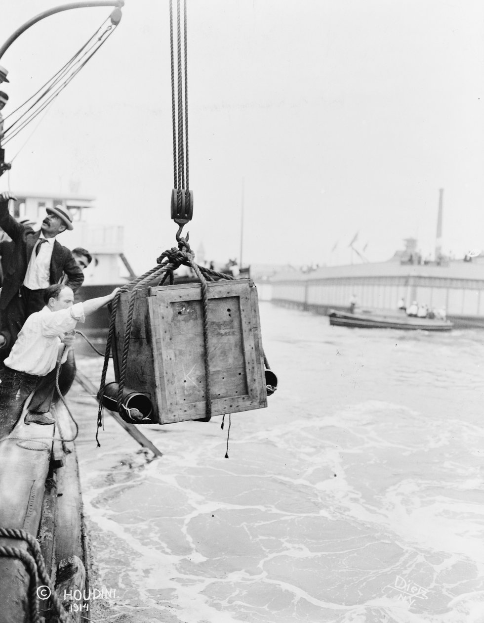 Harry Houdinit tartalmazó láda, a New York-öbölbe süllyesztve, 1912 (bw fotó) alkotó: Dietz