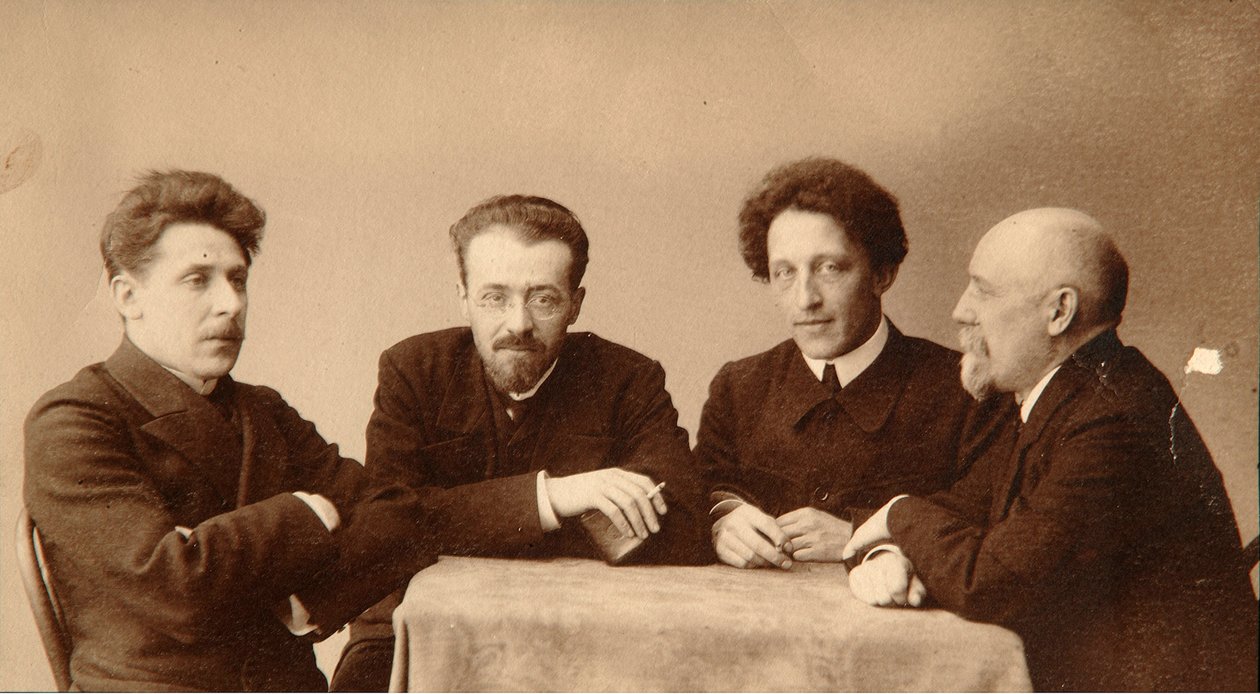 A költők csoportportréja Alexander (Alexandre) Alekszandrovics Blok (1880-1921), Georgii (George) Chulkov (1879-1939), Konstantin Alekszandrovics Erberg (Siunnerberg, Syunnerberg, Sunnenberg) (1871-1942) és Fjodor Sologub (Fiodor Sologub) Fjodor Kuzmit alkotó: Dmitri Spiridonovich Zdobnov