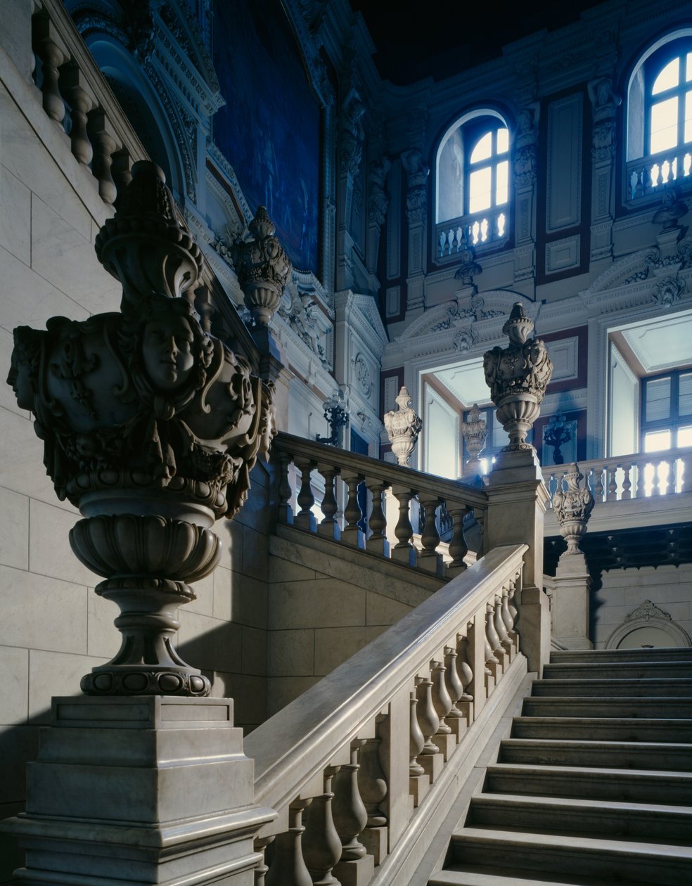 Pillantás a Domenico Ferri (1864-1865) díszlépcsőjébe, a királyi palotába (Palazzo Reale), Torinóba (UNESCO világörökségi lista) alkotó: Domenico Ferri