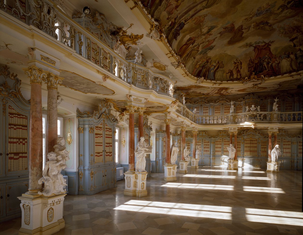 Domenikus Zimmermann (1685-1766) építész által megvalósított Schussenried kolostor könyvtárszobájának kilátása 18. századi Schussenried, Németország alkotó: Dominikus Zimmermann