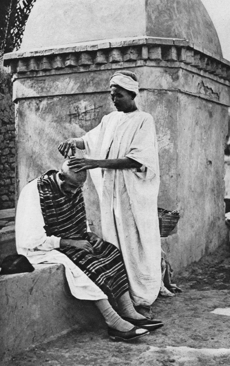 Egy utcai borbély és ügyfele, Algéria, Afrika, 1922. alkotó: Donald McLeish