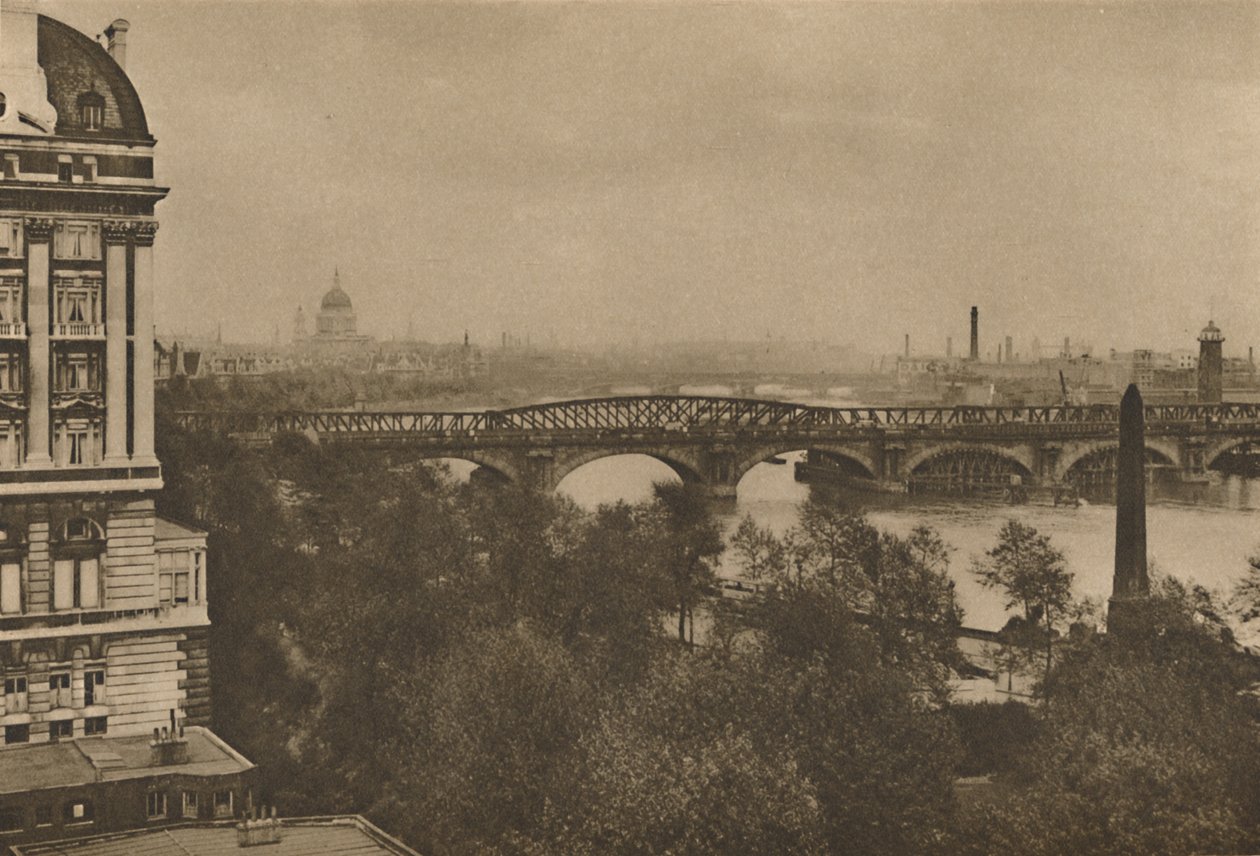 Az Adelphi Terrace a folyóra néz keletre a Hotel Ceciltől a Tower Bridgeig, 1935. alkotó: Donald McLeish