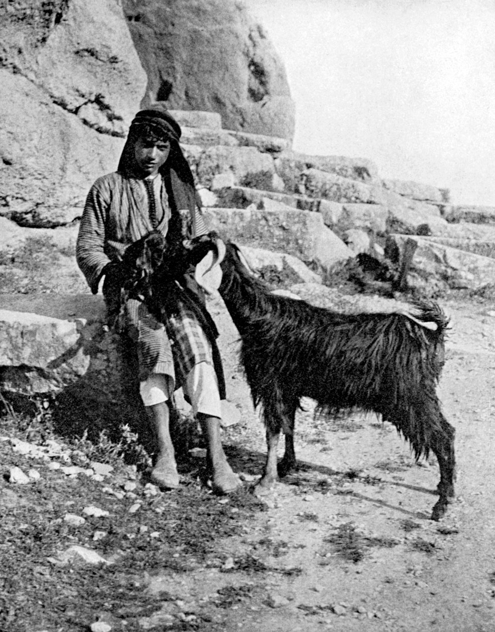 Arab fiú és kecske, Közel-Kelet, 1936. alkotó: Donald McLeish