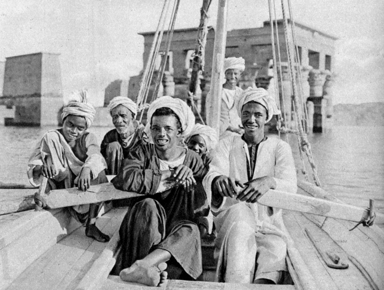 Berberin hajósok, elárasztott Philae szigete, Egyiptom, 1922 alkotó: Donald McLeish