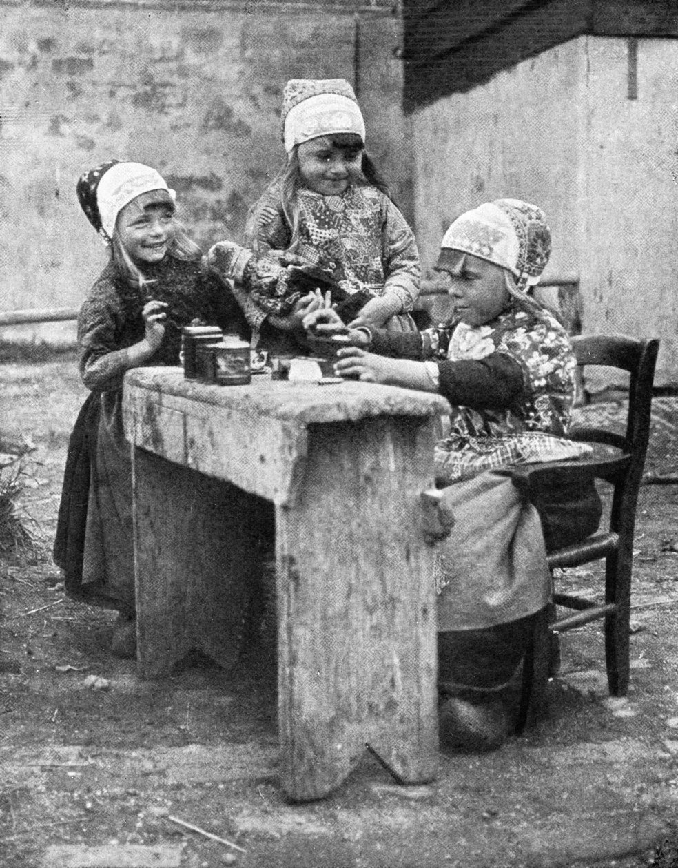 Gyerekek hagyományos ruhában, Marken, Hollandia, 1936. alkotó: Donald McLeish