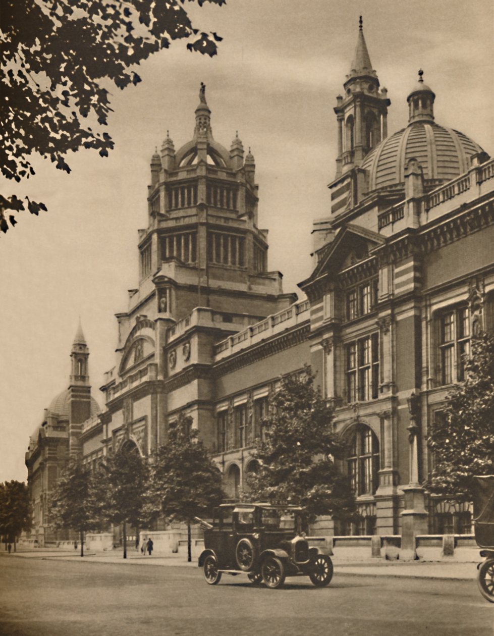 A Victoria és Albert Múzeum homlokzata a Cromwell Roadon, 1935. alkotó: Donald McLeish