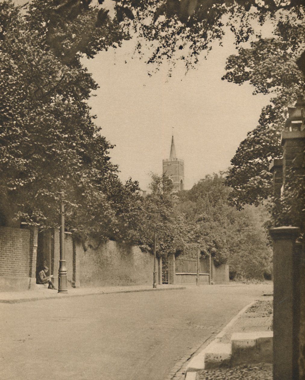 Hampstead templom a Frognal Lane lombos falai között, 1935. alkotó: Donald McLeish
