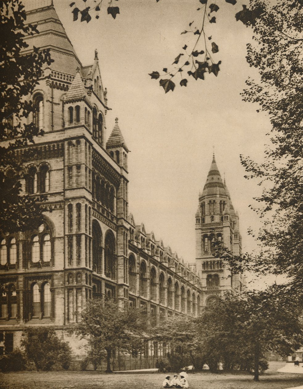 A Természettudományi Múzeum román stílusú frontja, 1935. alkotó: Donald McLeish