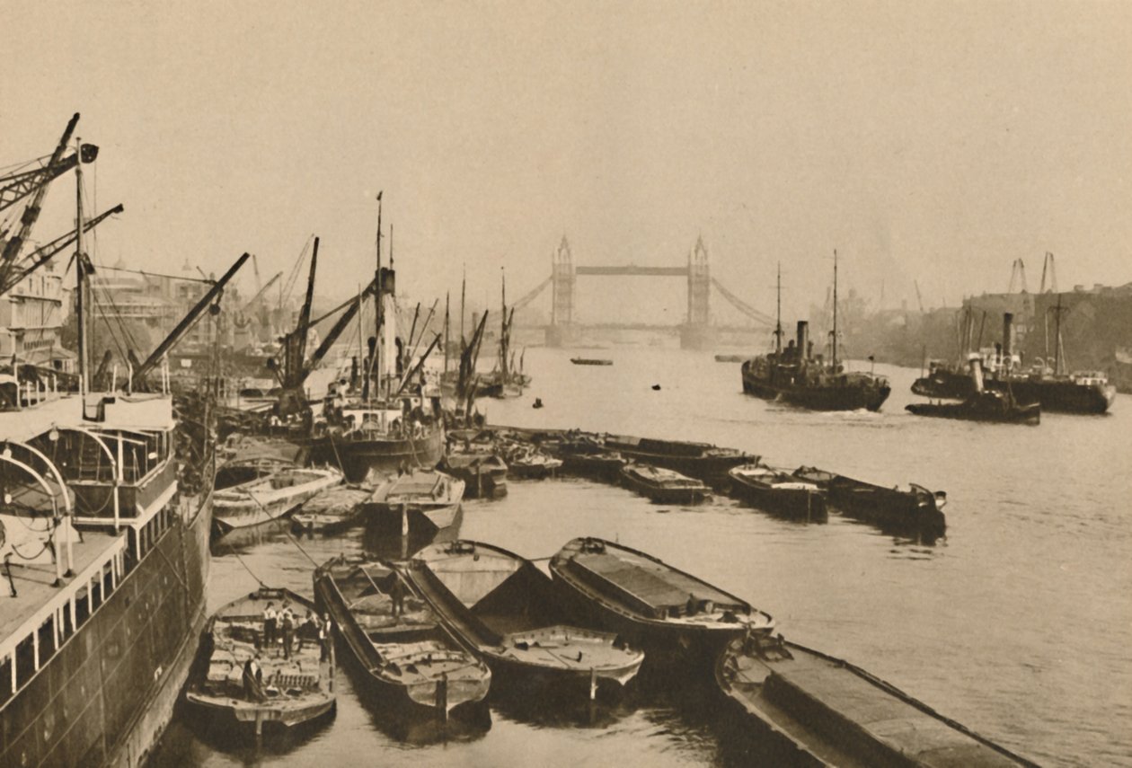 Szállítás a londoni medencében: Kilátás a London Bridge-től a Tower Bridge-ig, 1935. alkotó: Donald McLeish
