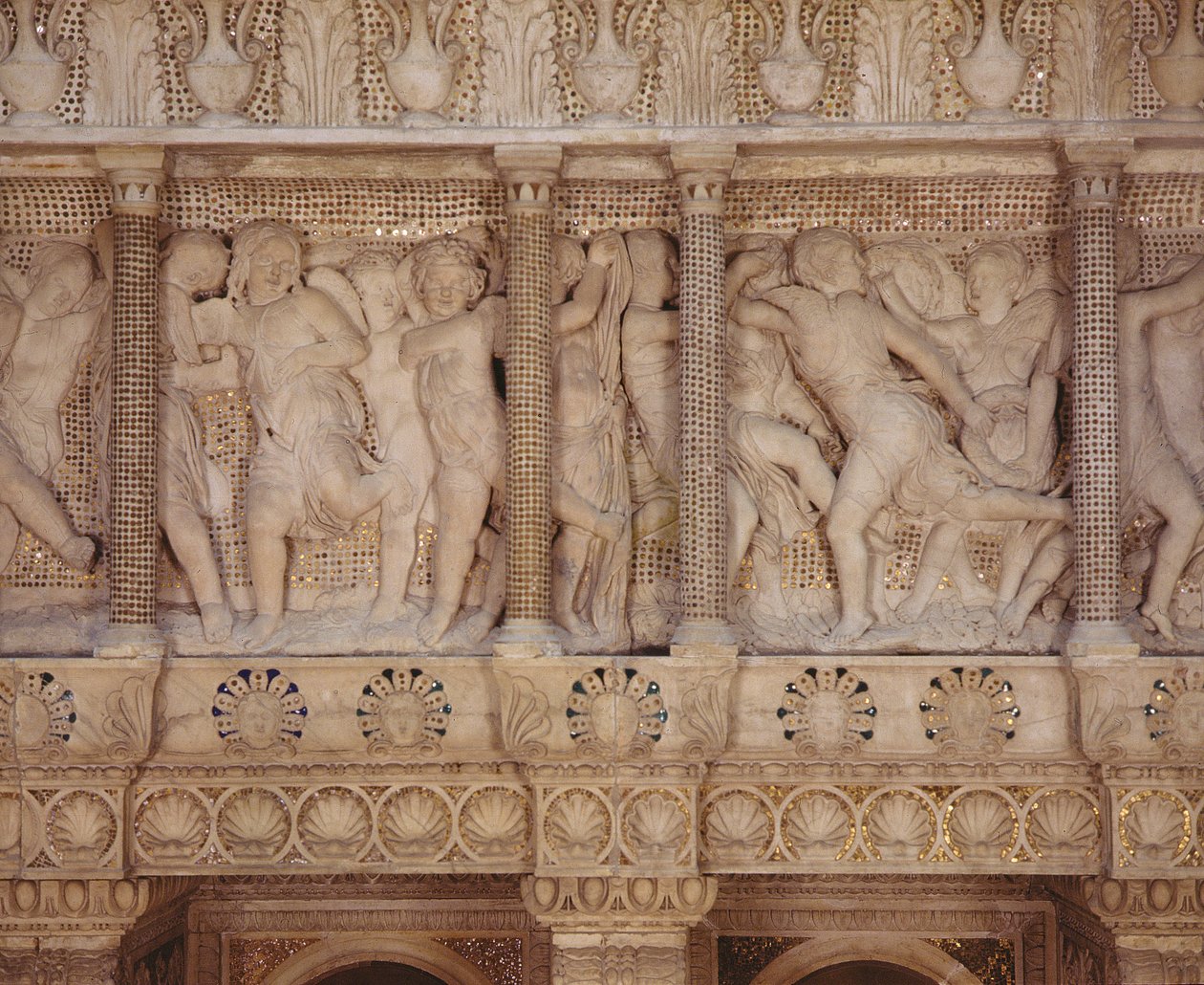 Részlet a Cantoriából, 1433-38 körül (márvány- és üvegmozaik) (lásd 340290, 139096 és 136098). alkotó: Donatello