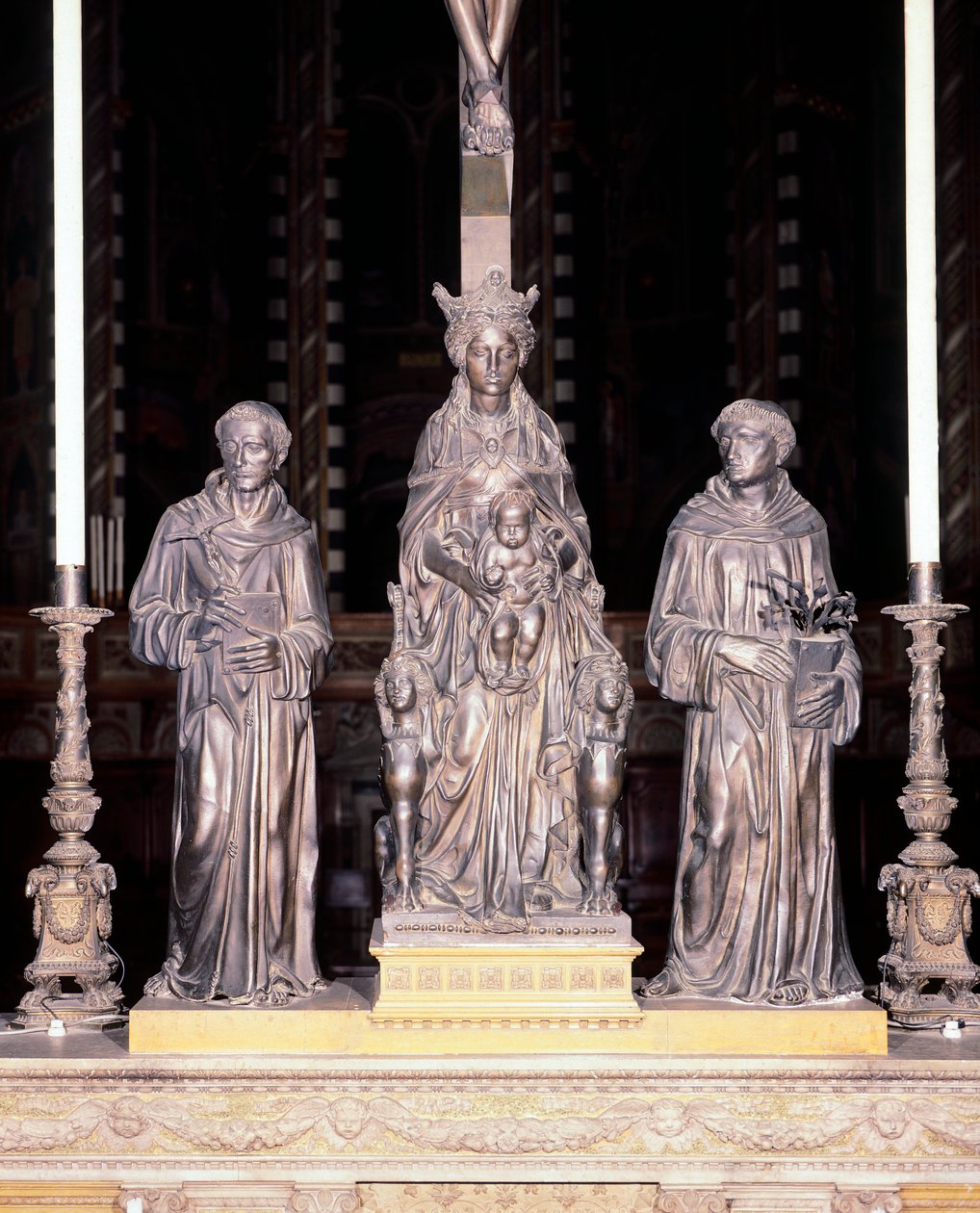Olaszország, Padova, Páduai Szent Antal-bazilika, Szűz és Gyermek csoportja a szentekkel, Donatello (1386-1466 körül), bronz alkotó: Donatello