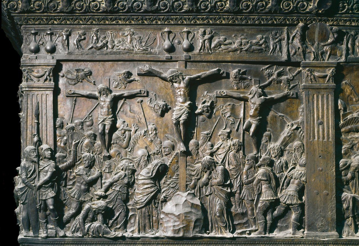 A jó tolvaj (Dismas) és a rossz tolvaj (Gesmas) ábrázolása, Jézus Krisztussal együtt keresztre feszítve. A bal oldali szószék alacsony domborműve, c. 1460 alkotó: Donatello