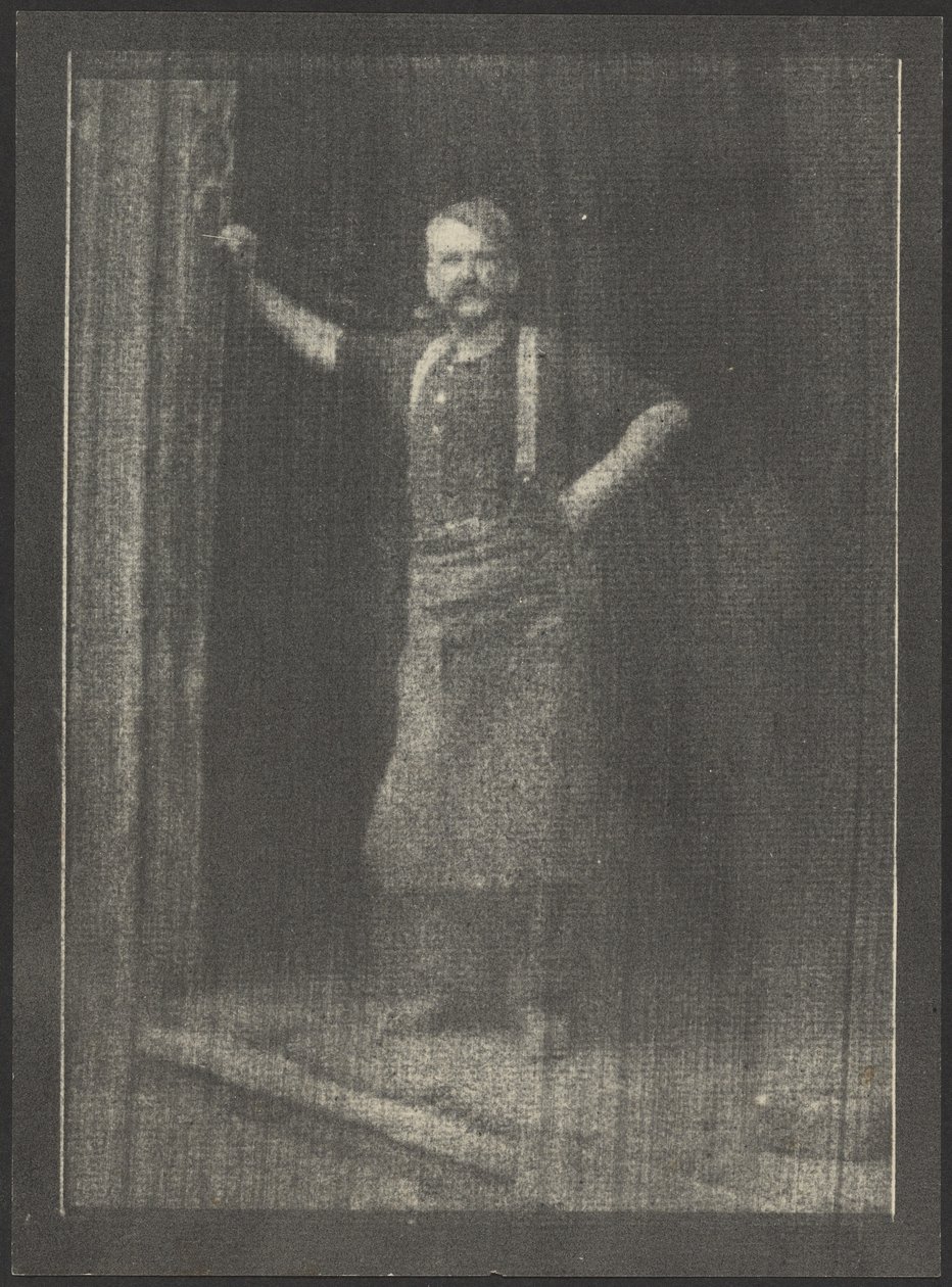 [Kovács áll az ajtóban, pipával a szájában] alkotó: Doris Ulmann