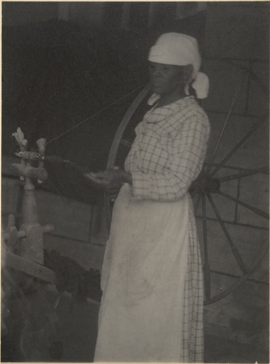 Nő a forgó keréknél alkotó: Doris Ulmann