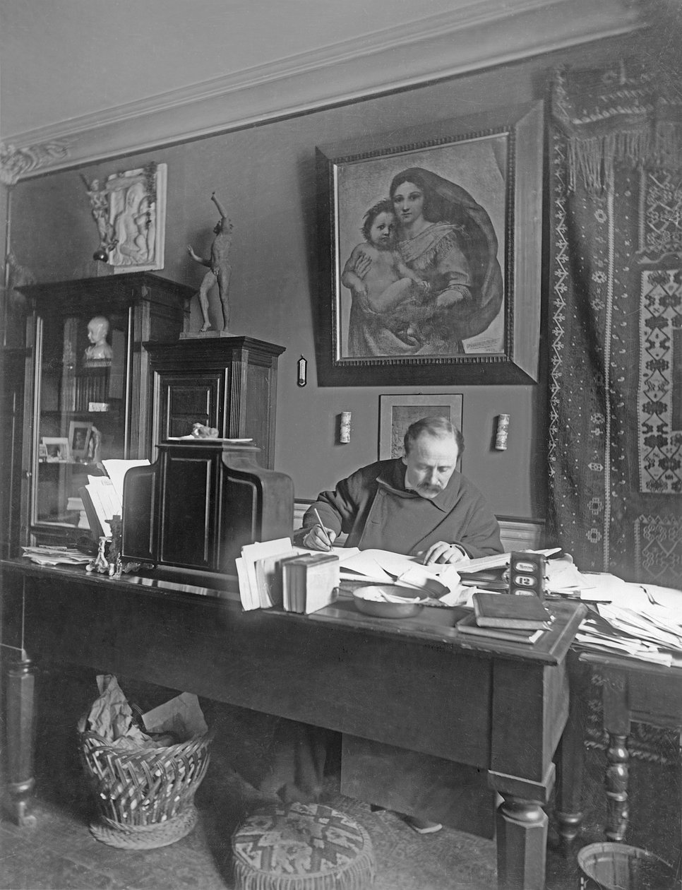 Jules Massenet francia zeneszerző az íróasztalánál ül alkotó: Dornac