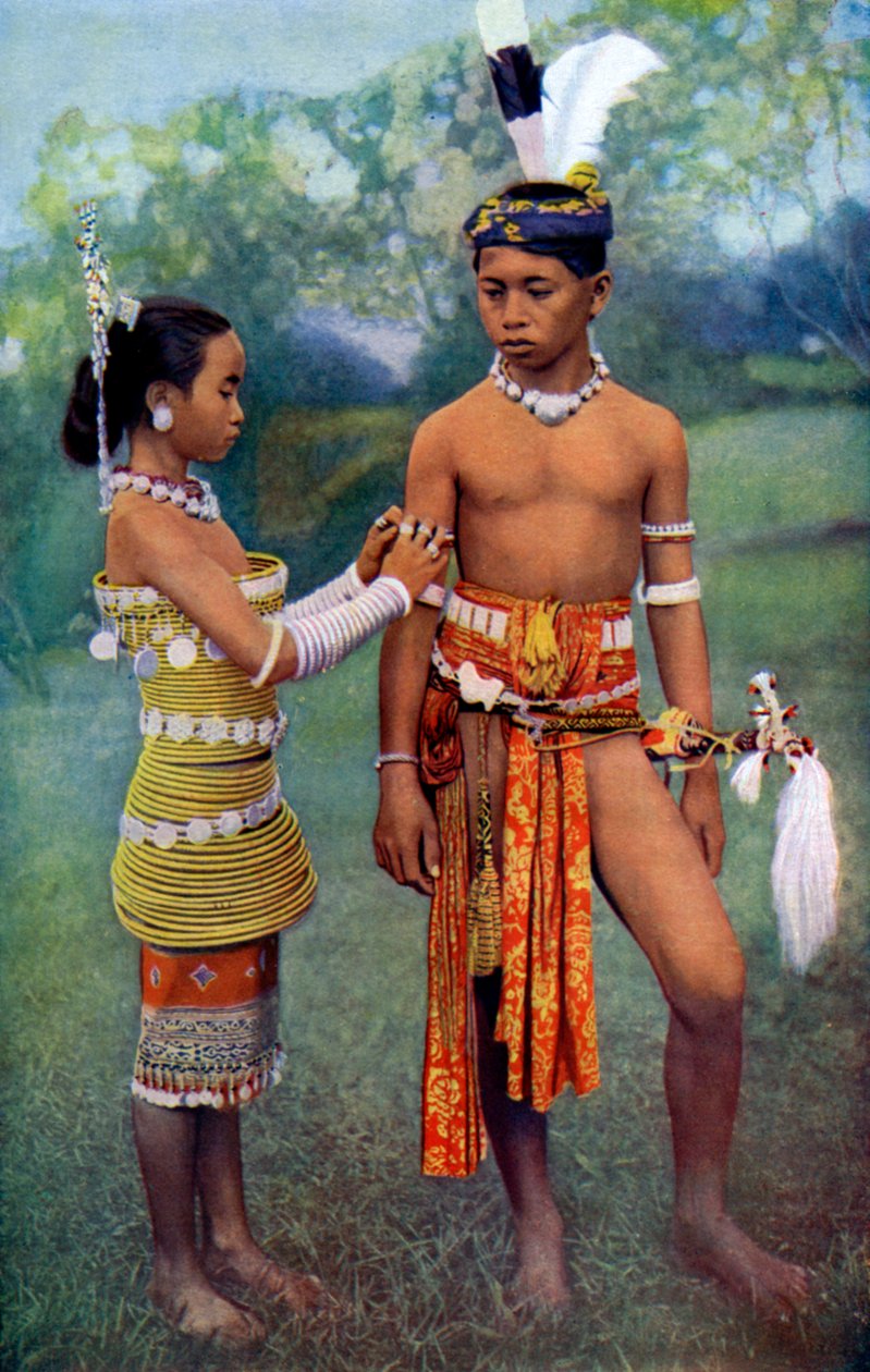 „Fiatal ibánok vagy tengeri dajakok ünnepi öltözékben, Borneo”, 1922 alkotó: Dr Charles Hose
