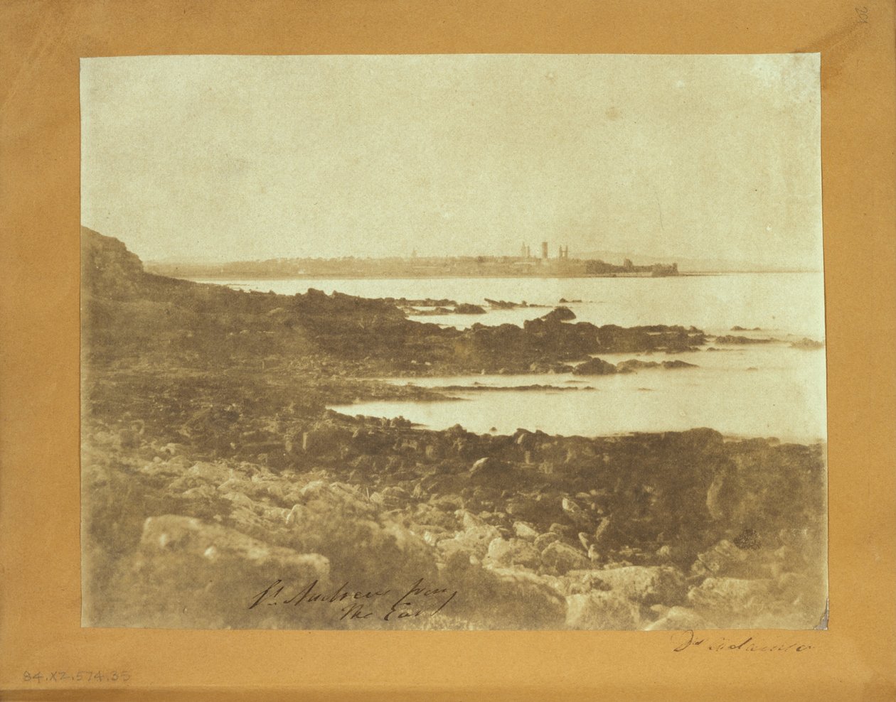 St. Andrews távoli kilátása keletről alkotó: Dr. John Adamson