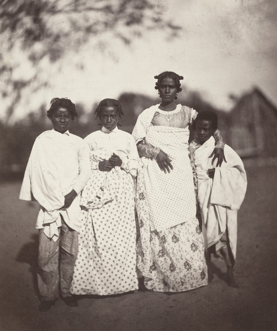 Madagaszkári nő és gyermekei Madagaszkári nő és gyermekei 3. tábla, 1863. alkotó: Désiré Charnay