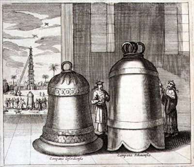 Az erfurti és pekingi nagyharangok, Athanasius Kircher (1601-80) "China Illustrated" című művéből (1667) (metszet) alkotó: Dutch School