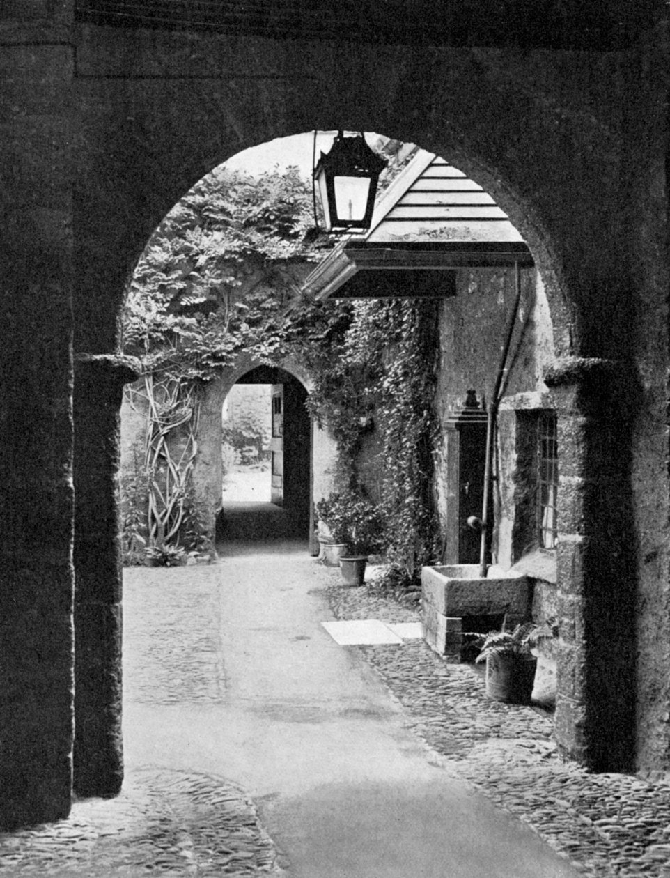 Régi udvar az Exeteri katedrális környékén, Devon, 1924-1926 alkotó: E. Bastard