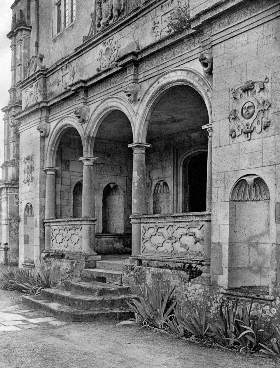 A loggia, Cranborne Manor House, Dorset, 1924-1926. alkotó: E. Bastard
