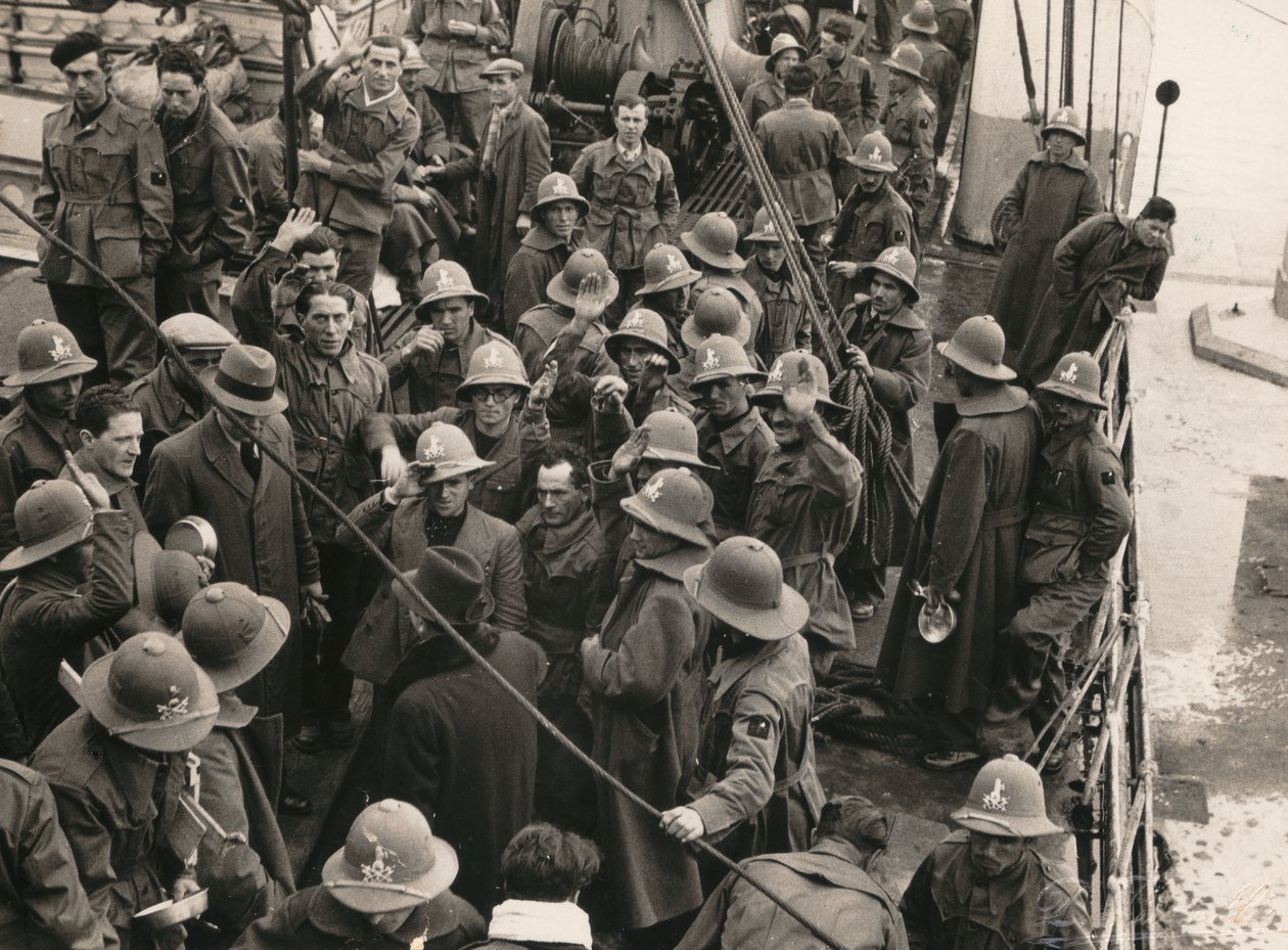 "MVSN- Blackshirts" album: Munkásfasiszták, évszázadokba bekeretezve, az AOI-ba (olasz Kelet-Afrika) indulnak Genovába (f/w fotó) alkotó: E. Binelli