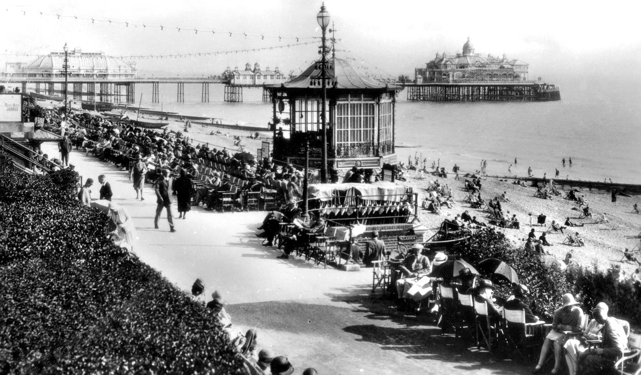 Zenekar és móló, Eastbourne, East Sussex, XX. század eleje. alkotó: E. Dennis