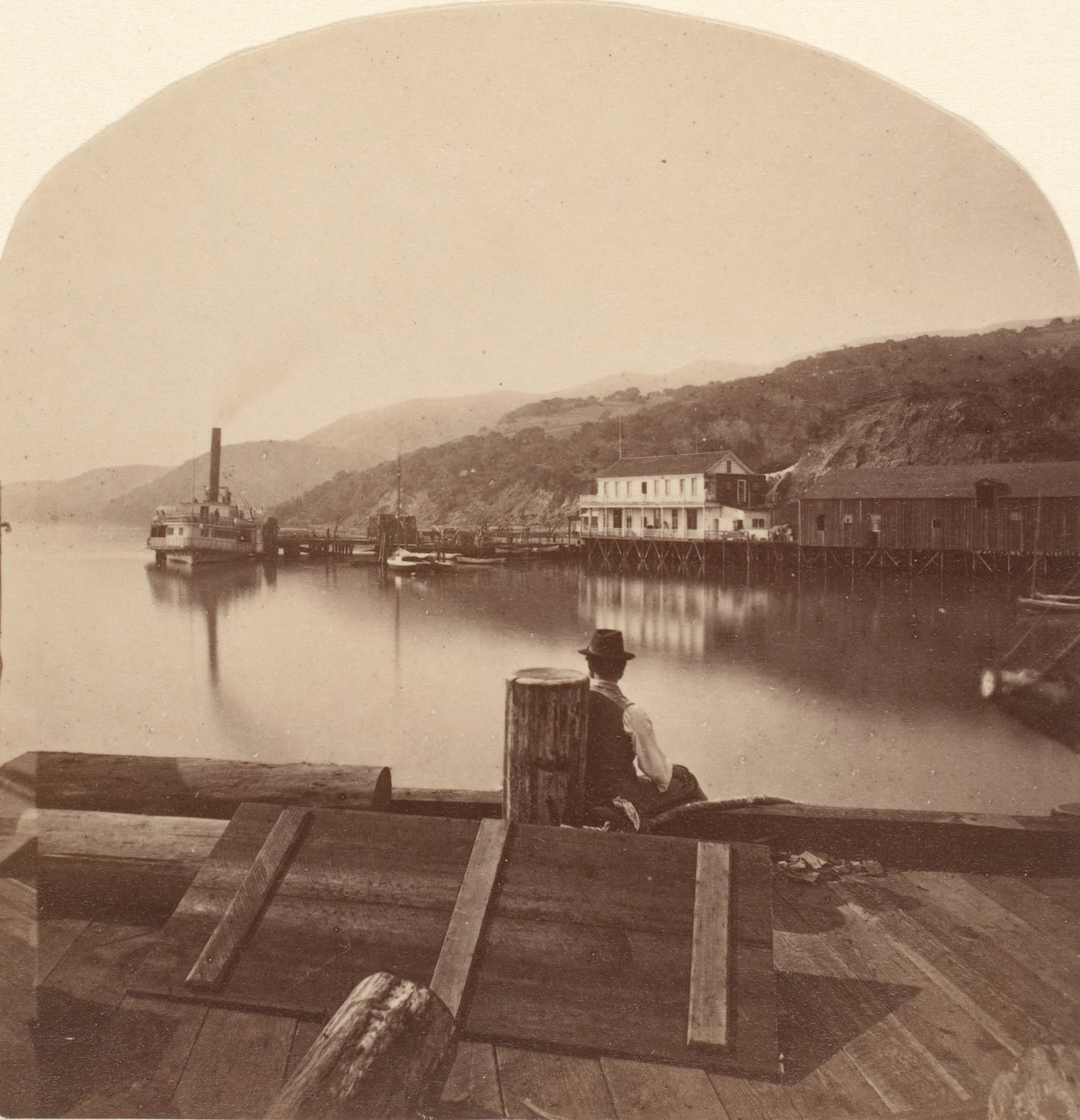 Sausalito az N.P.C.R.R. Wharf, Délre nézve, kb. 1868. alkotó: Eadweard Muybridge