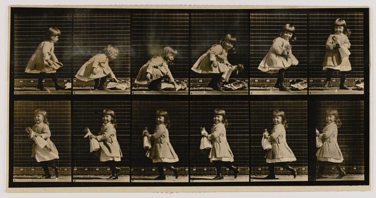 Gyermek, aki felemel egy babát, megfordul és elsétál, az Animal Locomotion című könyvből. alkotó: Eadweard Muybridge