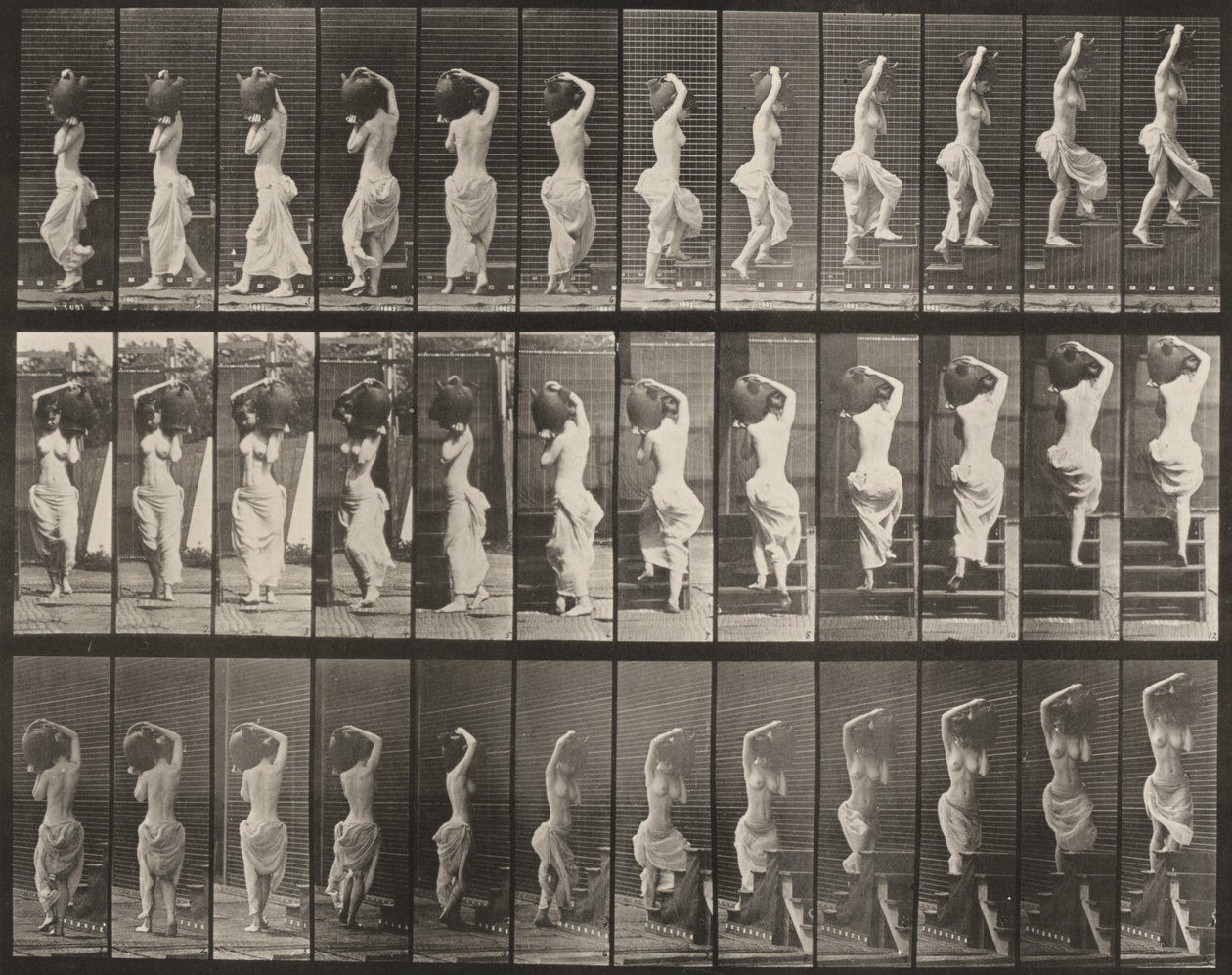105. tábla. Megforduló és lépcsőn felfelé haladó személy, vízkorsó a bal vállán alkotó: Eadweard Muybridge