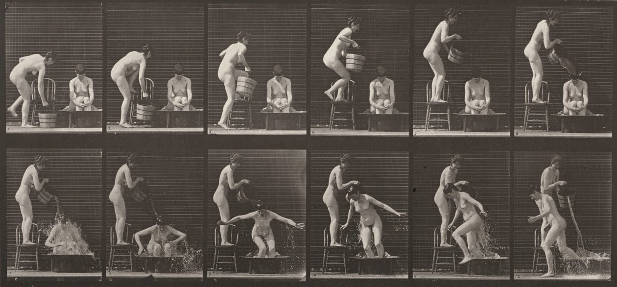 406. tábla. Egy nő egy vödör vizet önt egy másik nőre alkotó: Eadweard Muybridge