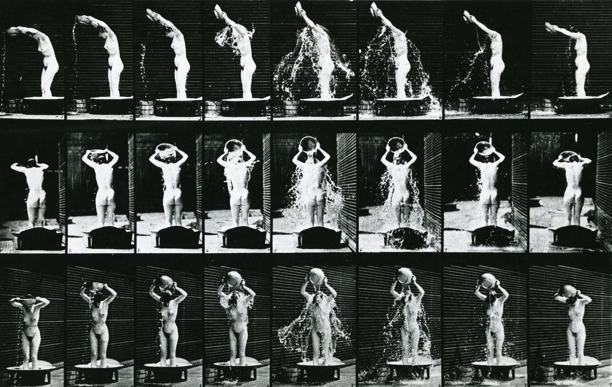Nő vizet önt a fejére, illusztráció a „Mozgásban lévő emberi alak”, 1904-es kiadás alkotó: Eadweard Muybridge