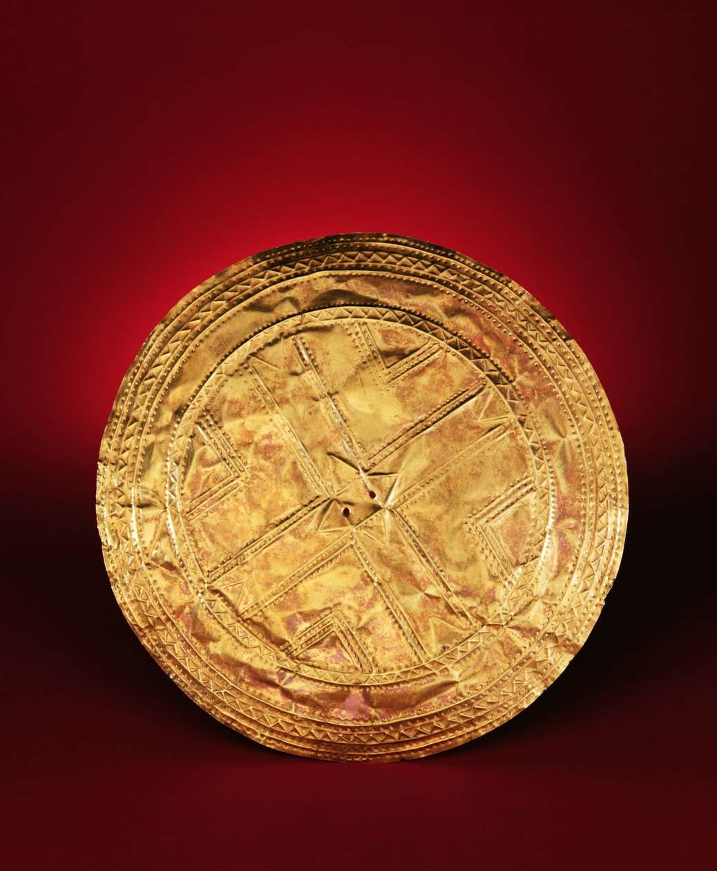 Valószínűleg brossnak használt lemez, Tedavnetből, Monaghan megyéből, ie 2200-2000 (arany) alkotó: Early Bronze Age