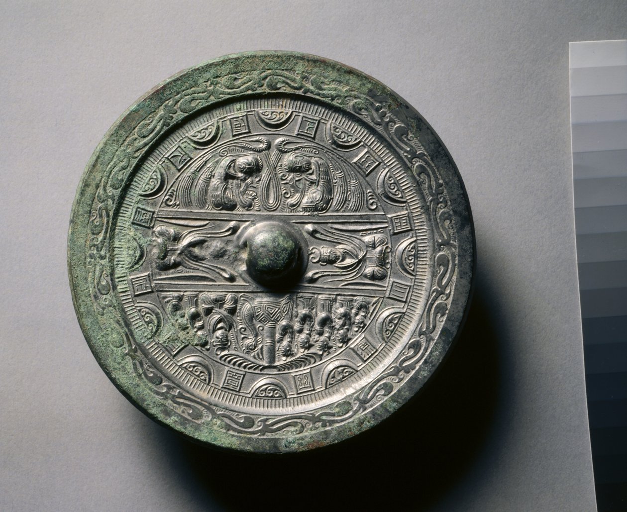 Istenségeket és királyokat ábrázoló tükör három szakaszban, négyzetgyűrűkkel és félkörökkel körülvéve (bronz) alkotó: Eastern Han Dynasty Chinese School