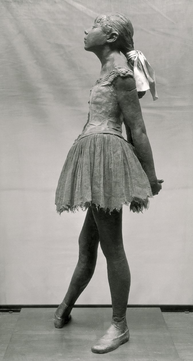 Kis táncos, 14 éves (polikróm bronz, muszlin, szatén és fa alap) (lásd még: 100777 és 100778) alkotó: Edgar Degas