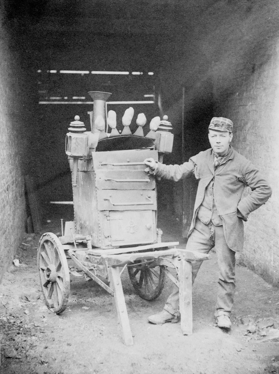 Sült burgonya eladó, 1892 (bw fotó) alkotó: Edgar Scamell