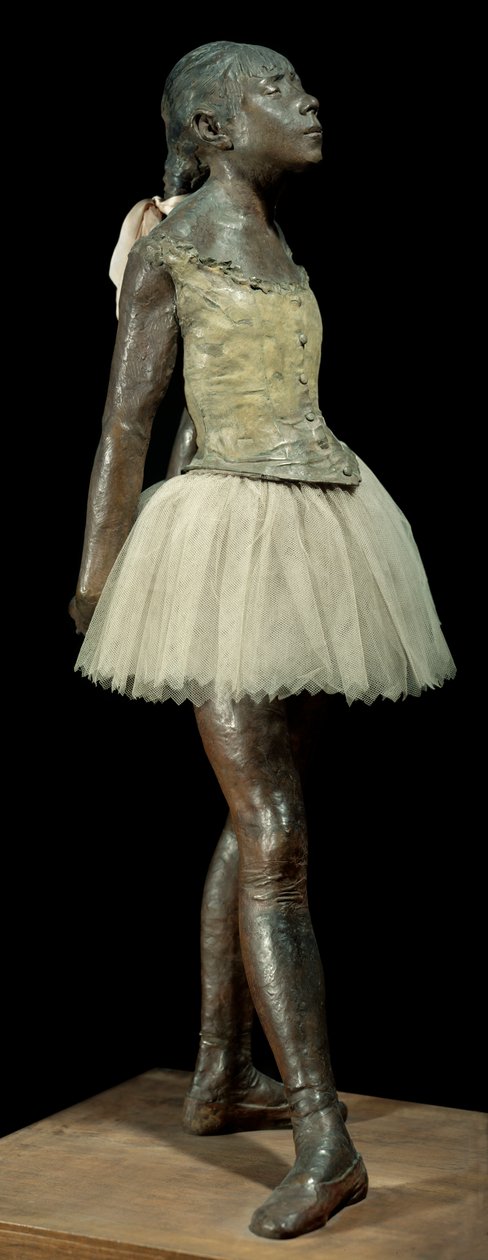 14 éves vagy nagyszerű táncos, Edgar Degas (1834-1917) szobra, bronz patinában, tüllben és rózsaszín szaténban, fa alapon alkotó: Edgar Degas
