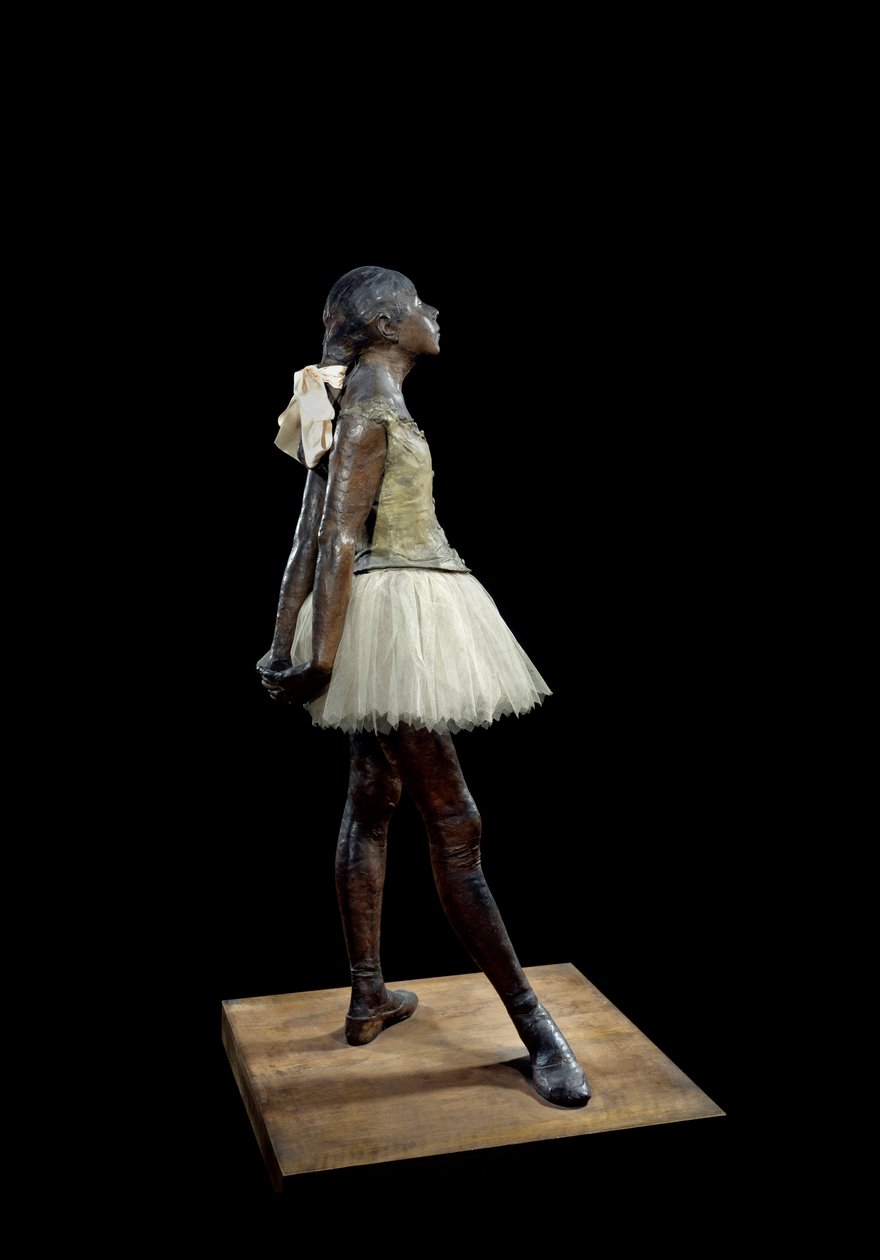 14 éves vagy nagyszerű táncos, Edgar Degas (1834-1917) szobra, bronz patinában, tüllben és rózsaszín szaténban, fa alapon alkotó: Edgar Degas
