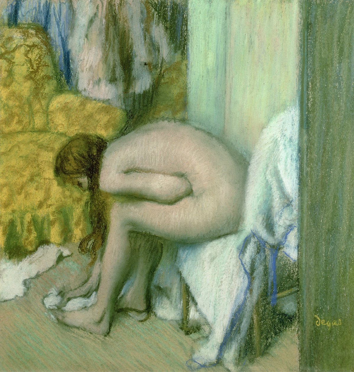 A fürdő után egy nő szárítja a bal lábát alkotó: Edgar Degas