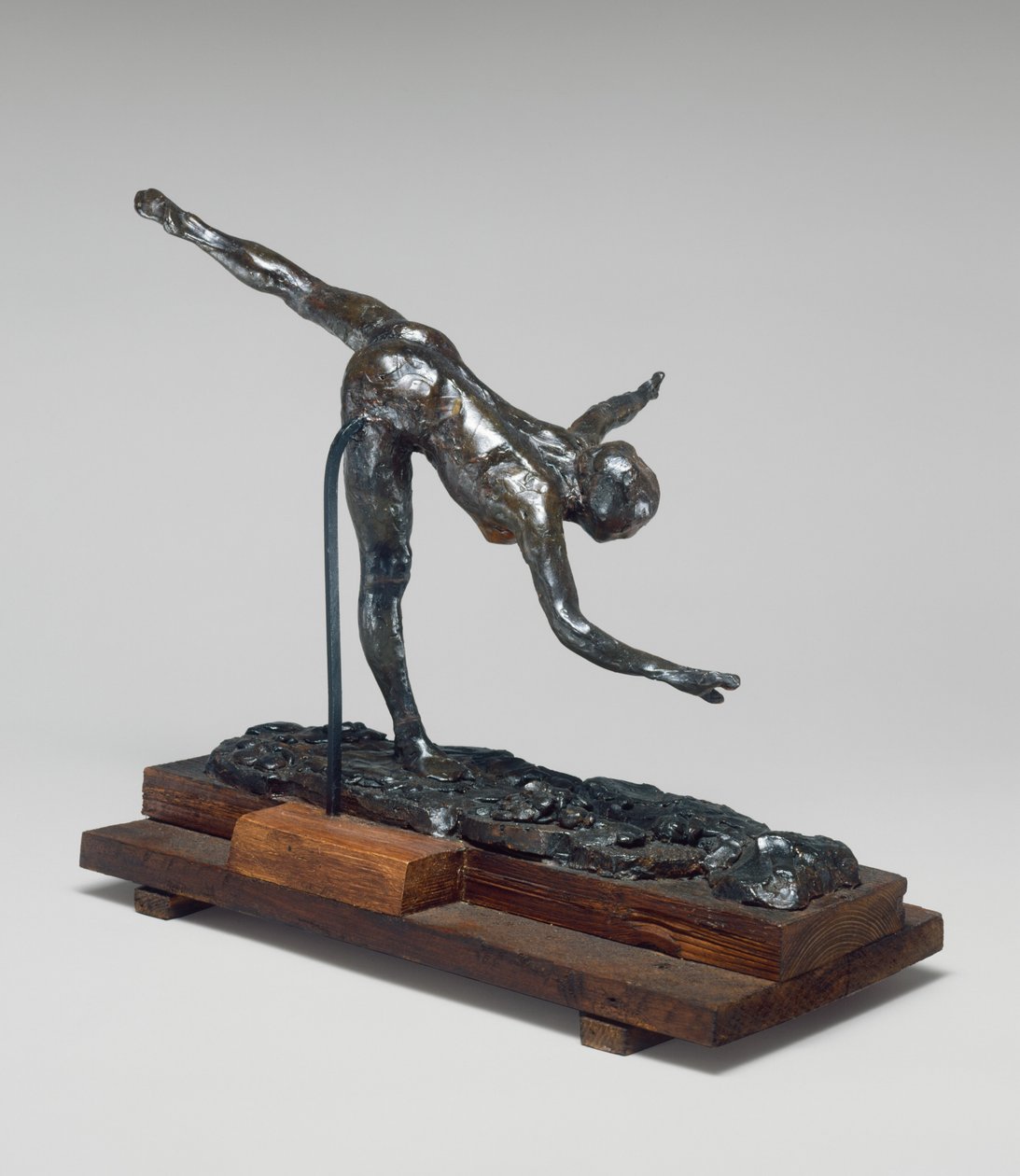 Arabesque a jobb láb fölött, a jobb kéz a talaj közelében, a bal kar kinyújtva, c. 18851890. alkotó: Edgar Degas