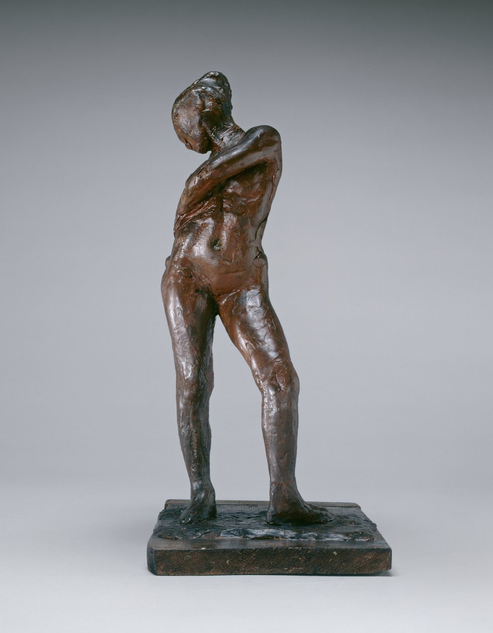 Táncosnő a harisnyafüzért, 1885-1890 körül (pigmentált méhviasz, gyurma, fém armatúra, parafa, fa alapon) alkotó: Edgar Degas