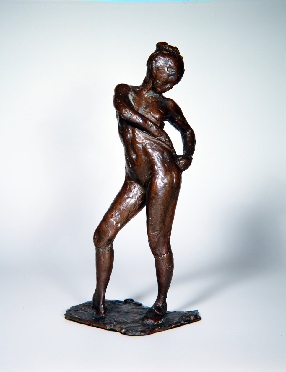 Harisnyanadrágjait rögzítő táncosnő, 1885-90 körül, öntött 1919 (bronz) alkotó: Edgar Degas